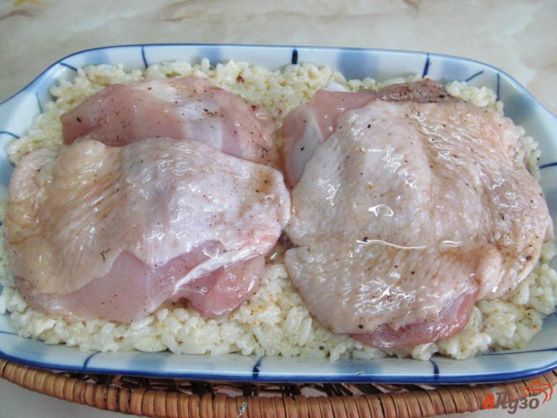 Фото приготовление рецепта: Курица с рисом в духовке шаг №5