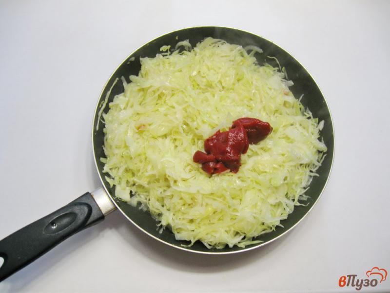 Фото приготовление рецепта: Тушеная капуста с сосисками и салями шаг №4
