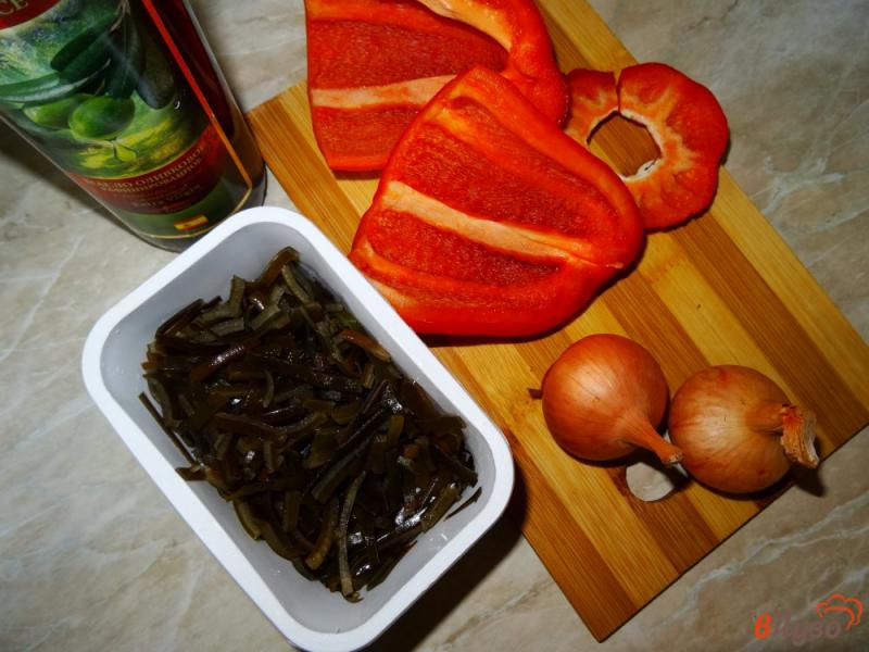 Фото приготовление рецепта: Морская капуста тушеная с болгарским перцем шаг №1