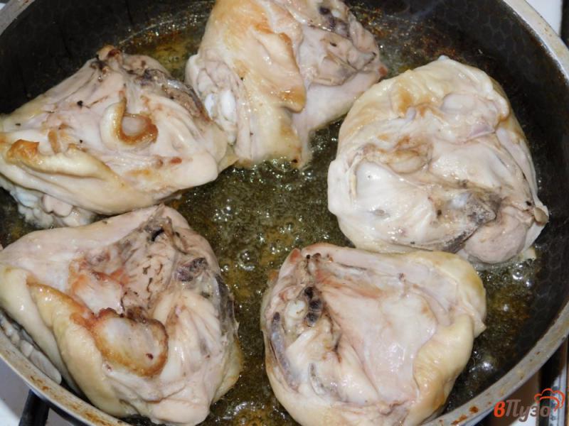 Фото приготовление рецепта: Куриные бедра в чесночно-сметанном соусе шаг №1