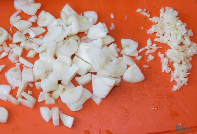 Фото приготовление рецепта: Куриные бедра в чесночно-сметанном соусе шаг №2