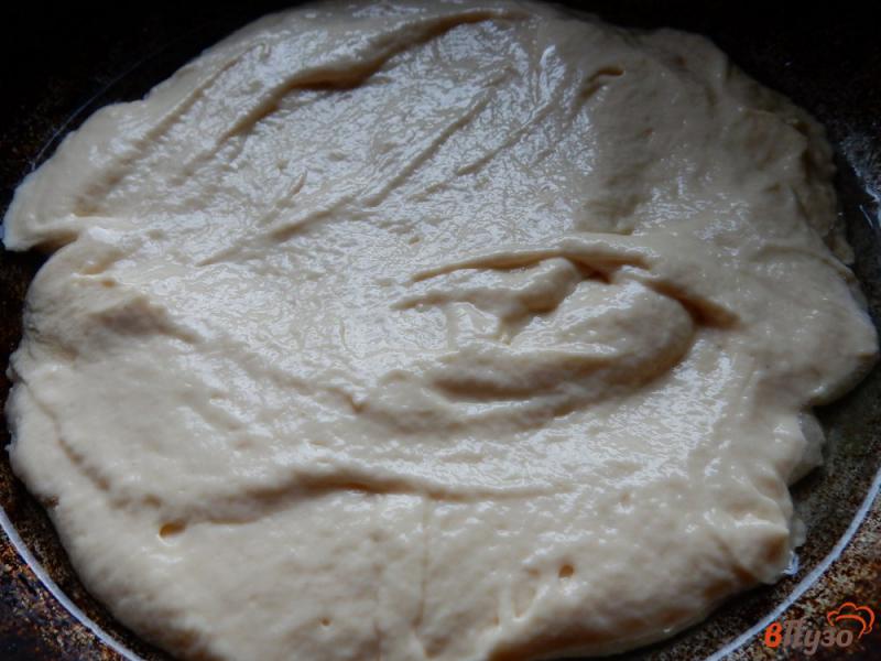 Фото приготовление рецепта: Заливной пирог с курицей, яйцами и зеленым луком шаг №4