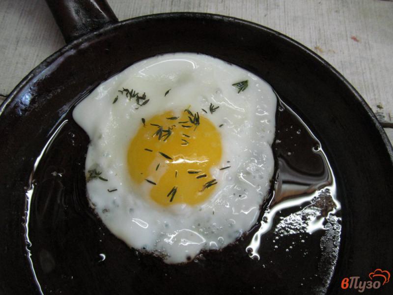 Фото приготовление рецепта: Лепешка с начинкой яйцом и сальсой шаг №5