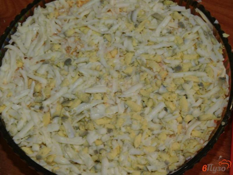 Фото приготовление рецепта: Слоеный салат с курицей и грибами шаг №4