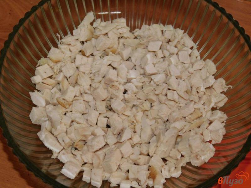 Фото приготовление рецепта: Слоеный салат с курицей и грибами шаг №1