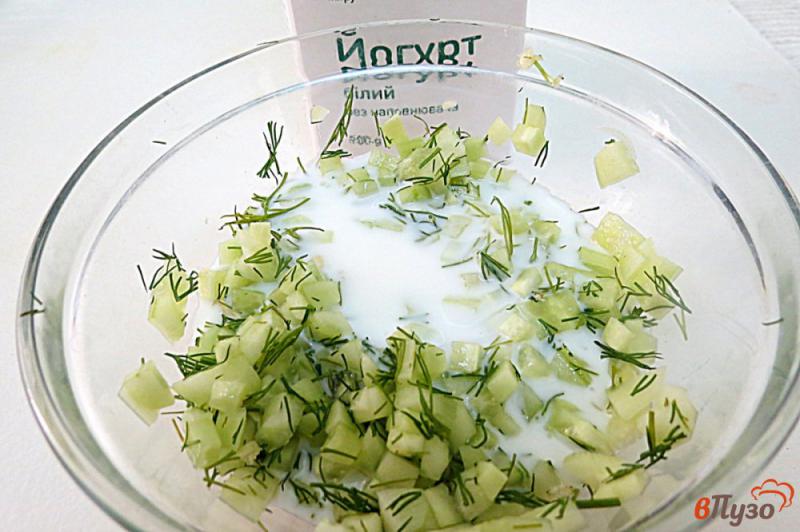 Фото приготовление рецепта: Диетический салат огурец с йогуртом шаг №6