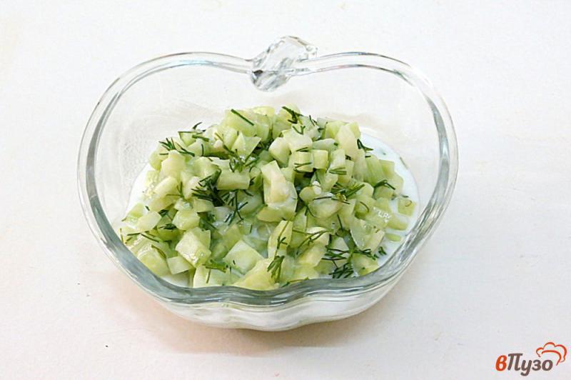 Фото приготовление рецепта: Диетический салат огурец с йогуртом шаг №7
