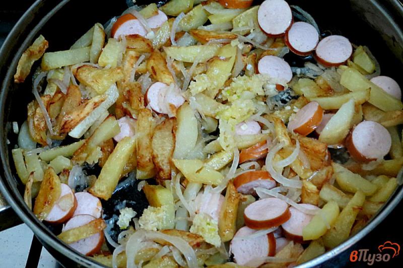 Фото приготовление рецепта: Картофель жареный с сосисками, луком и чесноком шаг №10