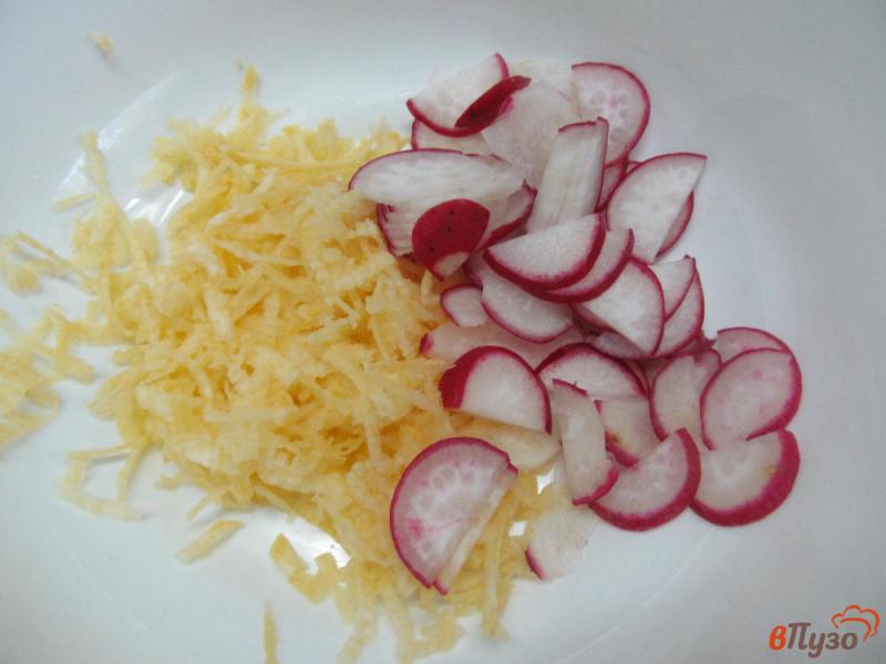 Фото приготовление рецепта: Салат из репы с редисом шаг №2