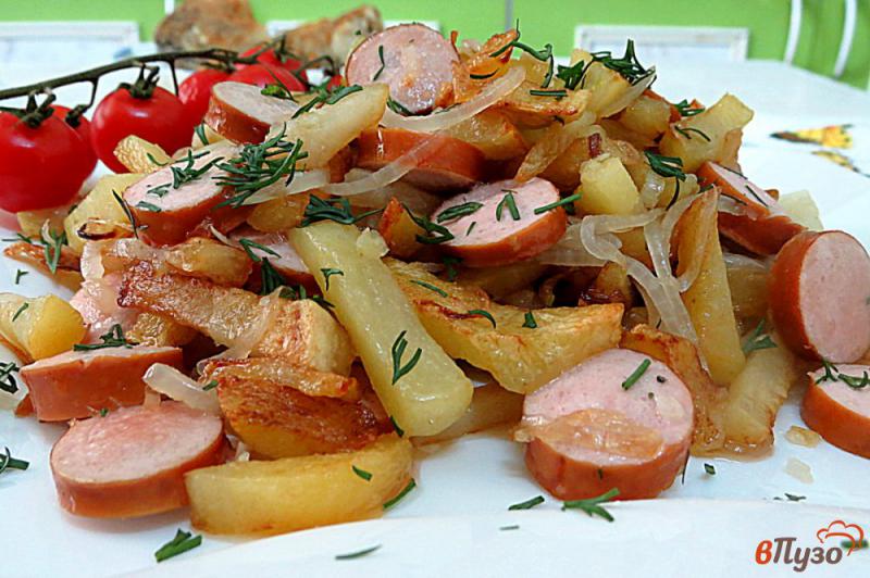 Фото приготовление рецепта: Картофель жареный с сосисками, луком и чесноком шаг №12