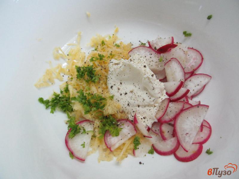 Фото приготовление рецепта: Салат из репы с редисом шаг №3