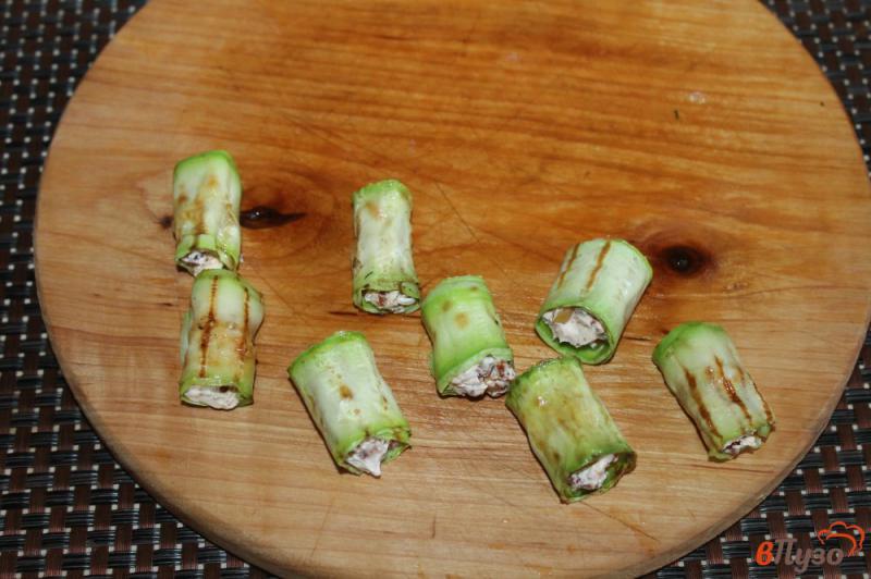 Фото приготовление рецепта: Рулетики из кабачка с крем сыром, вялеными томатами и орехами шаг №7