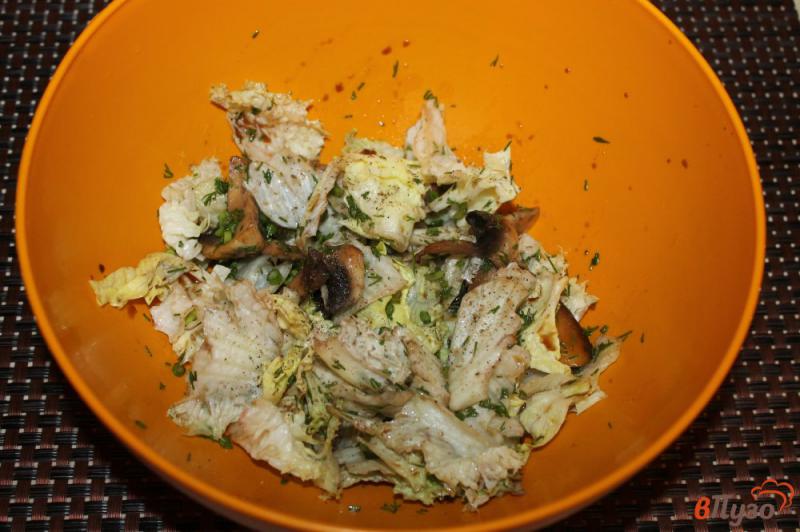 Фото приготовление рецепта: Салат из грибов, айсберга и яиц шаг №4
