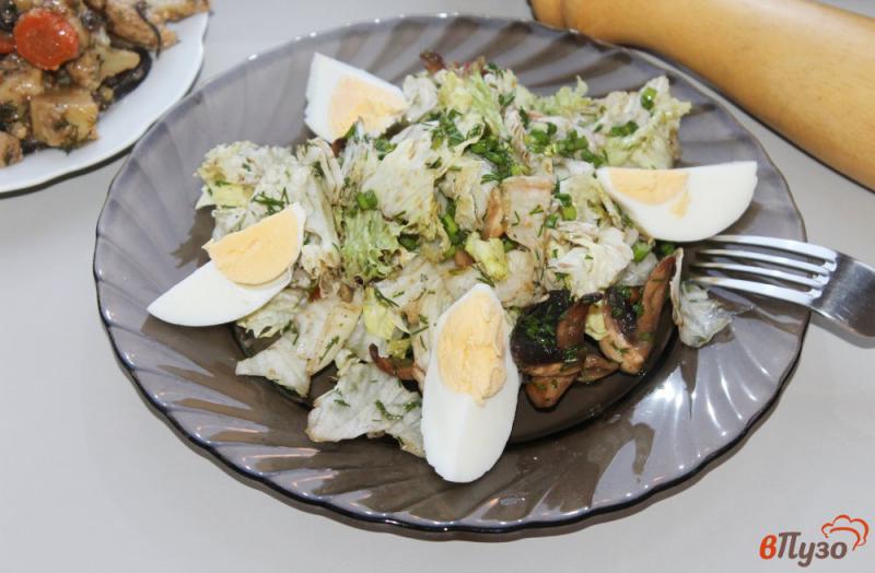 Фото приготовление рецепта: Салат из грибов, айсберга и яиц шаг №5