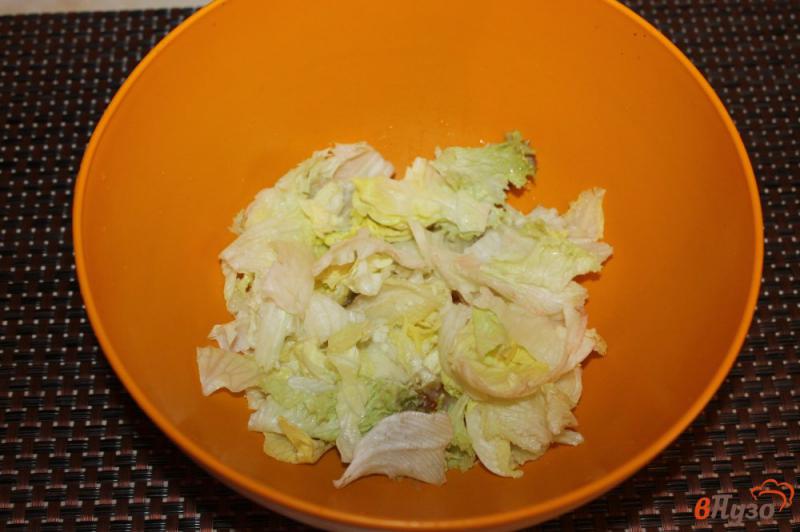Фото приготовление рецепта: Салат из грибов, айсберга и яиц шаг №1