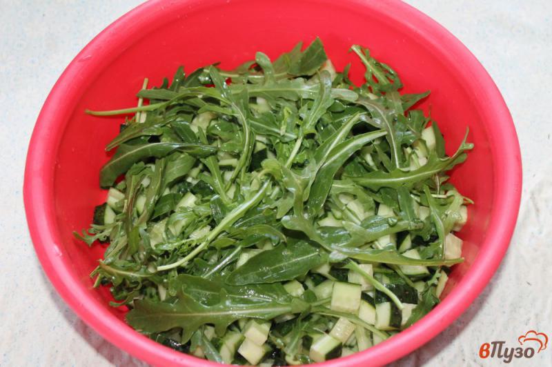 Фото приготовление рецепта: Огуречный салат с рукколой и маринованным луком шаг №2