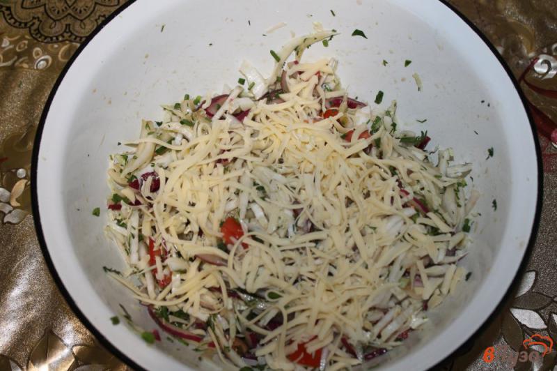 Фото приготовление рецепта: Салат из капусты с помидорами и сыром шаг №4