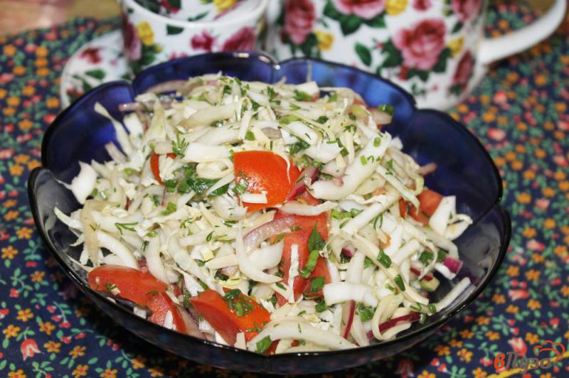 Фото приготовление рецепта: Салат из капусты с помидорами и сыром шаг №5