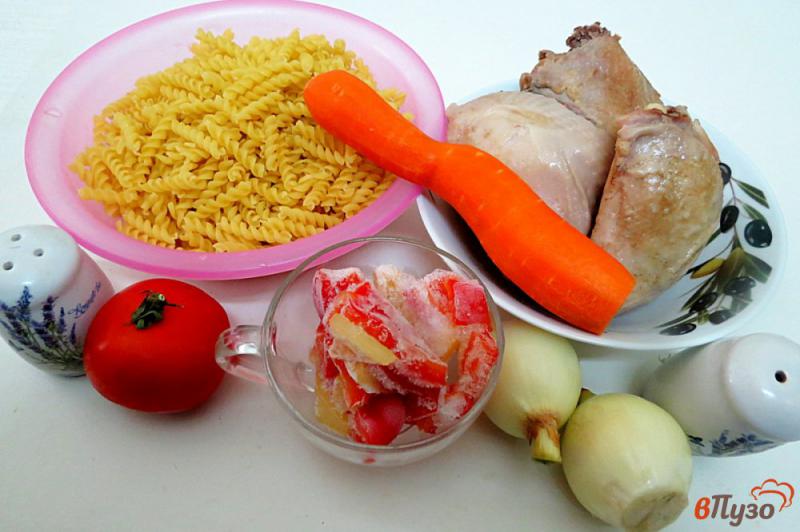 Фото приготовление рецепта: Макароны с куриным мясом и овощами шаг №1
