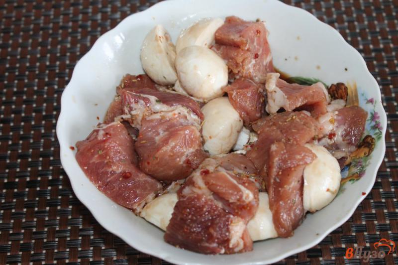 Фото приготовление рецепта: Свиной шашлык с грибами и луком на шпажках шаг №3