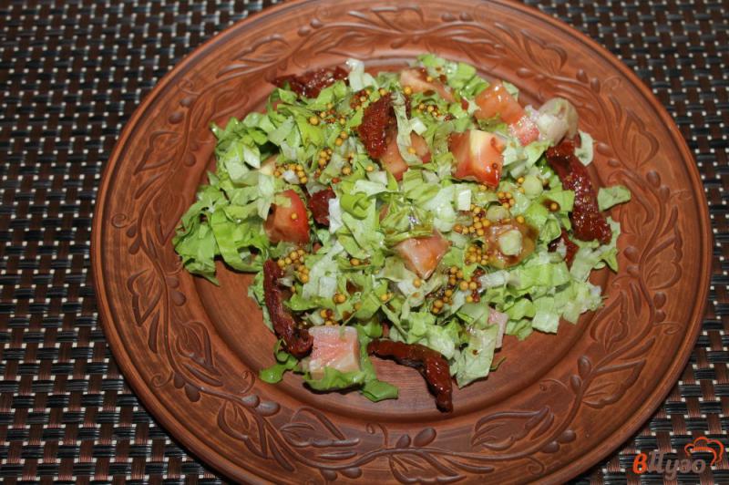 Фото приготовление рецепта: Салат с красной рыбой и вяленым томатом шаг №5