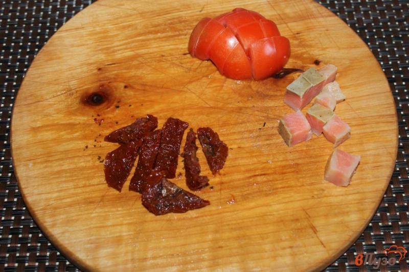 Фото приготовление рецепта: Салат с красной рыбой и вяленым томатом шаг №2