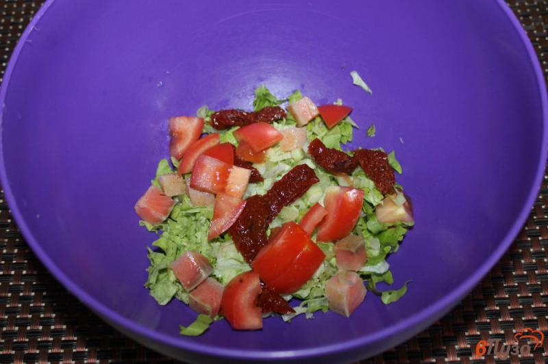 Фото приготовление рецепта: Салат с красной рыбой и вяленым томатом шаг №3