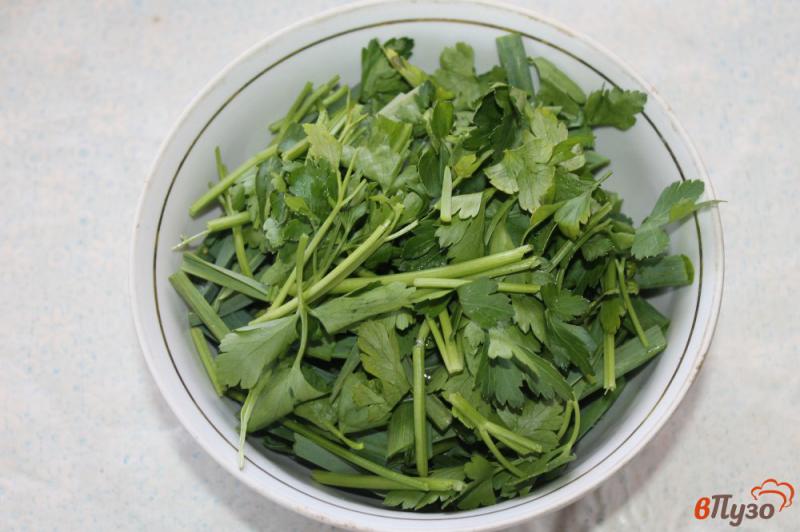 Фото приготовление рецепта: Соус из зелени и чеснока к картофелю шаг №2