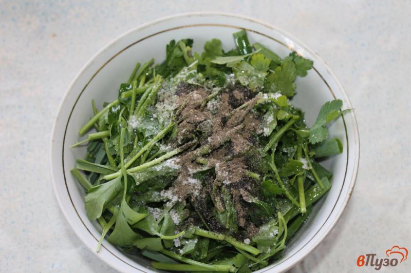 Фото приготовление рецепта: Соус из зелени и чеснока к картофелю шаг №3