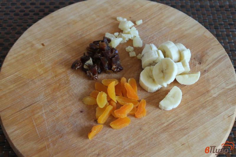 Фото приготовление рецепта: Овсянка с сухофруктами и бананом шаг №2