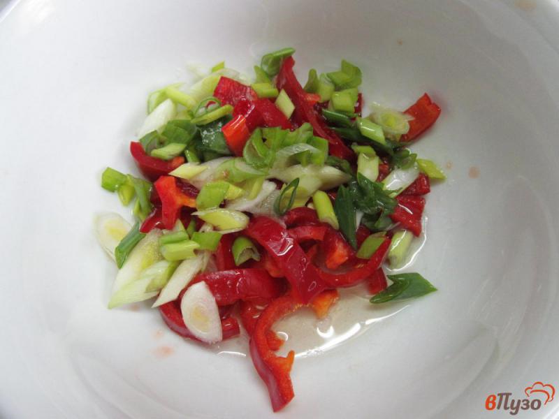 Фото приготовление рецепта: Салат из вареных грибов и болгарского перца шаг №3