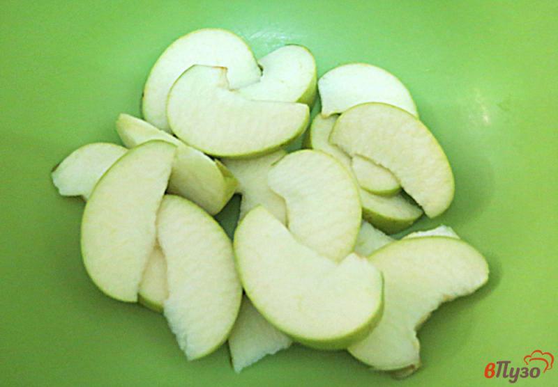 Фото приготовление рецепта: Компот из ревеня, вишен и яблока шаг №2