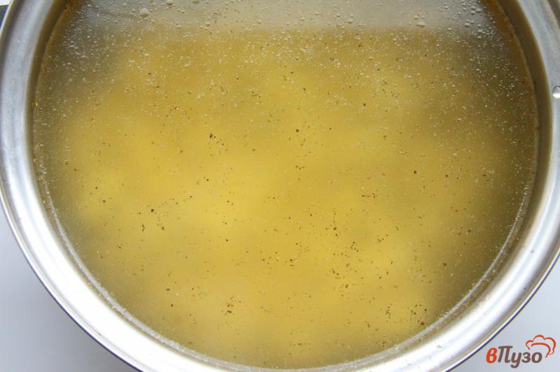 Фото приготовление рецепта: Суп с баклажанами на курином бульоне шаг №2
