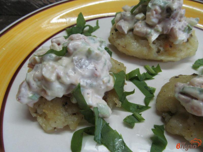 Фото приготовление рецепта: Картофельные котлеты с салатом из рыбы шаг №7