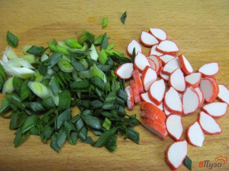 Фото приготовление рецепта: Салат из яблока с куриной грудкой и крабовыми палочками шаг №1