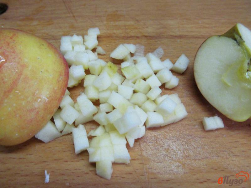 Фото приготовление рецепта: Салат из яблока с куриной грудкой и крабовыми палочками шаг №4