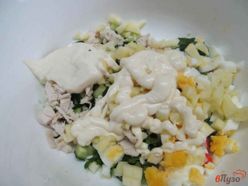 Фото приготовление рецепта: Салат из яблока с куриной грудкой и крабовыми палочками шаг №5