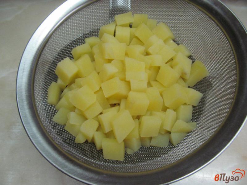 Фото приготовление рецепта: Салат из картофеля с оливками и грибами шаг №1
