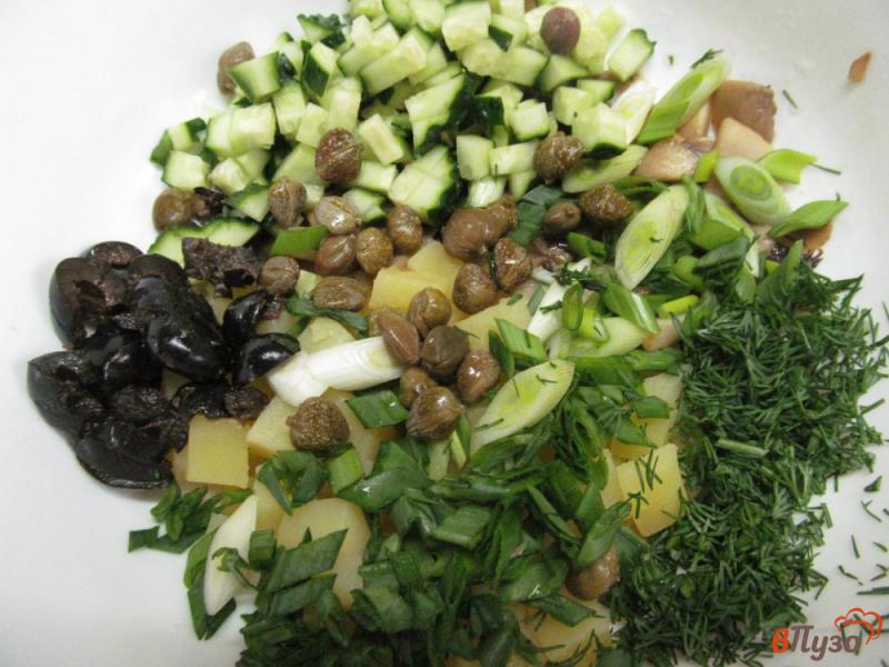 Фото приготовление рецепта: Салат из картофеля с оливками и грибами шаг №3