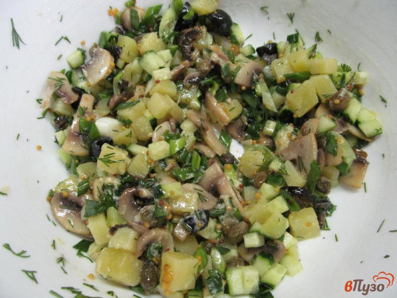 Фото приготовление рецепта: Салат из картофеля с оливками и грибами шаг №4