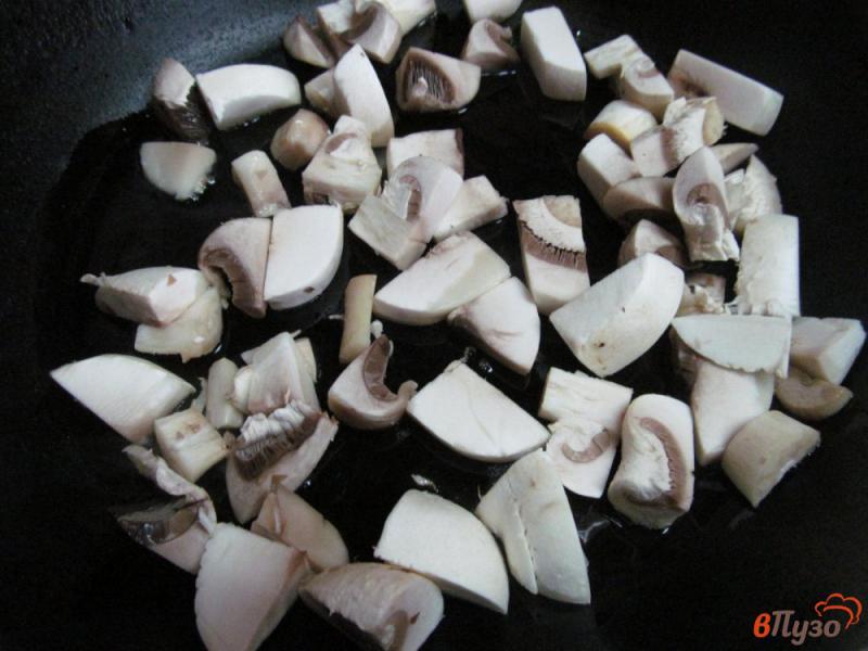 Фото приготовление рецепта: Салат из курицы и грибов в кулечках из блинов шаг №2