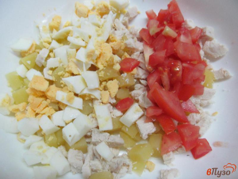 Фото приготовление рецепта: Салат из курицы и грибов в кулечках из блинов шаг №3