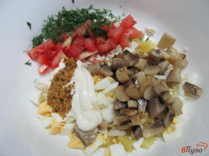 Фото приготовление рецепта: Салат из курицы и грибов в кулечках из блинов шаг №4