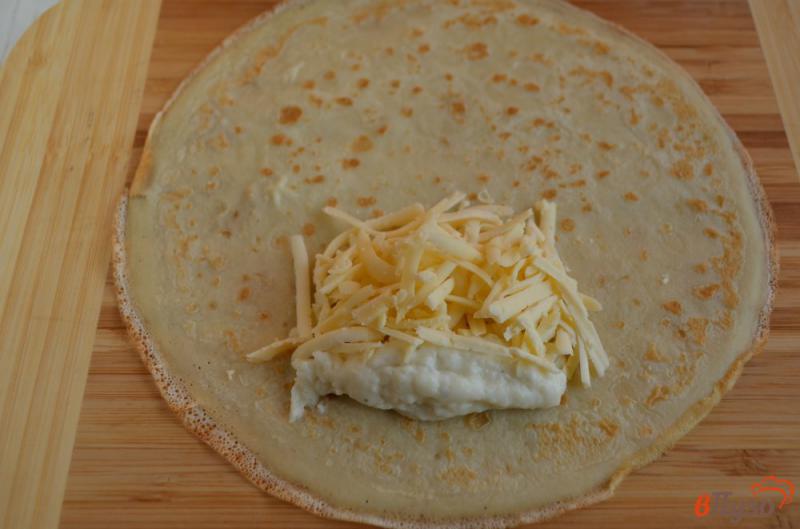 Фото приготовление рецепта: Блинчики, фаршированные сыром и соусом «Бешамель» шаг №2