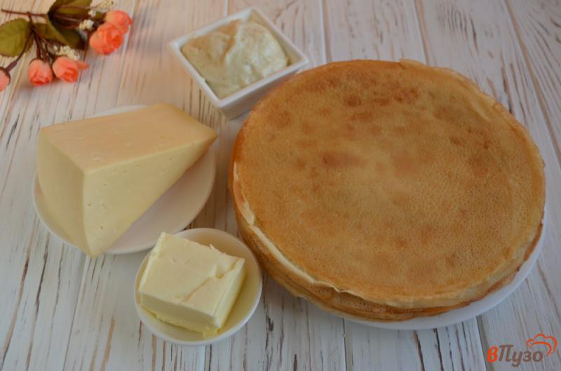 Фото приготовление рецепта: Блинчики, фаршированные сыром и соусом «Бешамель» шаг №1