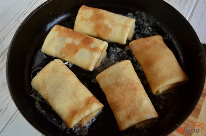 Фото приготовление рецепта: Блинчики, фаршированные сыром и соусом «Бешамель» шаг №5