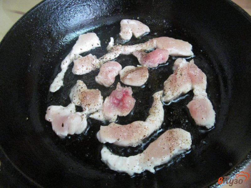 Фото приготовление рецепта: Салат из молодой капусты с мясом курицы шаг №1