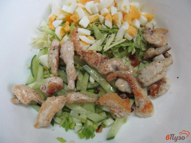 Фото приготовление рецепта: Салат из молодой капусты с мясом курицы шаг №4