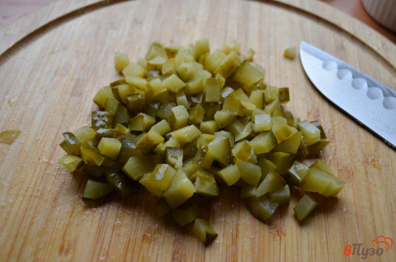 Фото приготовление рецепта: Салат с языком и солеными огурцами шаг №5