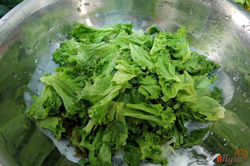 Фото приготовление рецепта: Салат из салата с огурцом шаг №5
